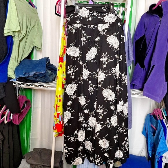 Loveappella Dresses & Skirts - LOVEAPPELLA MAXI SKIRT SIZE LARGE BLACK AND WHITE FLORAL PRINT